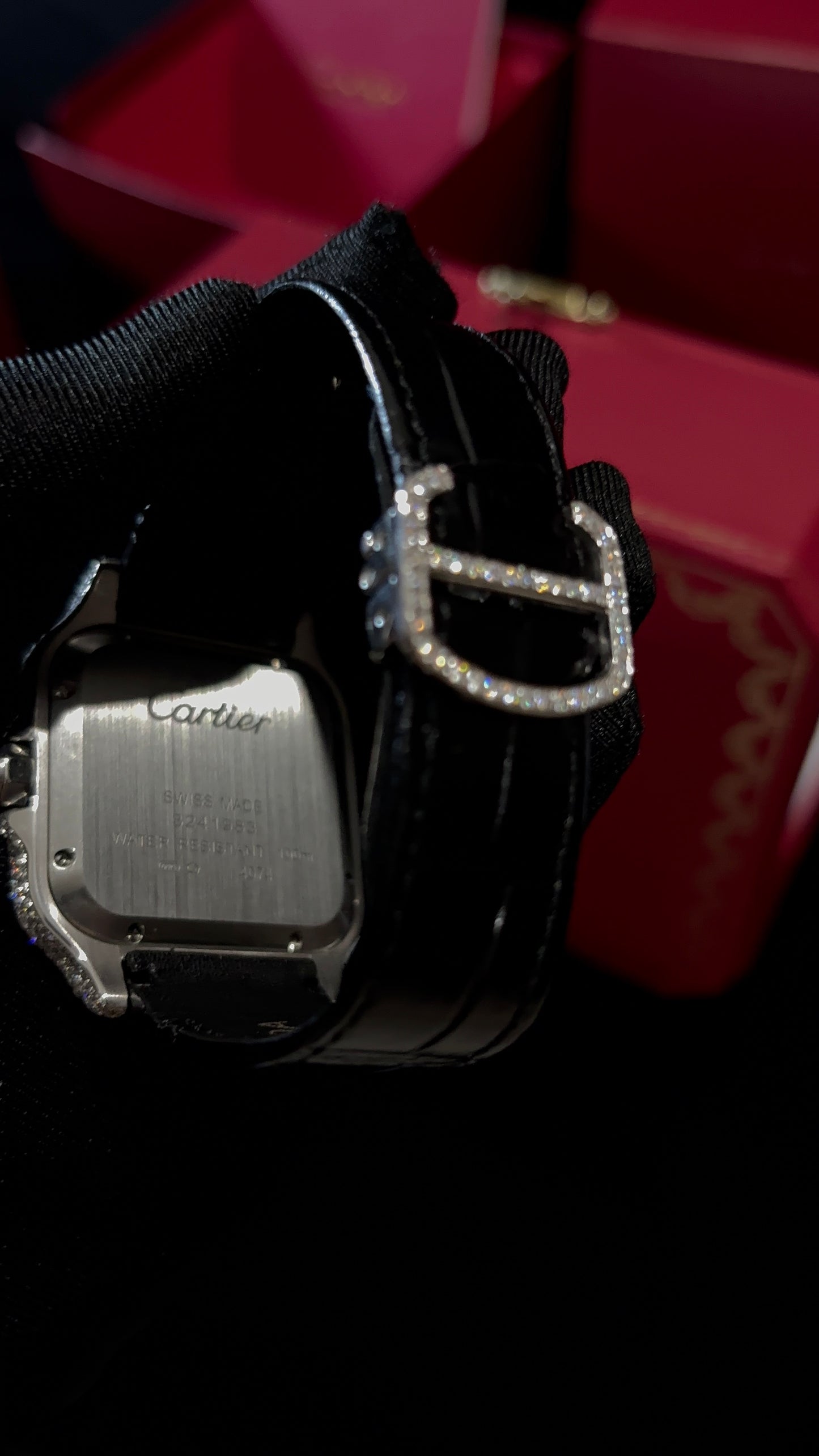 Cartier Santos XL100 Correa de cuero negro, dial simple
Semi iced, 41mm Automatic. Lab grown diamond
Full set