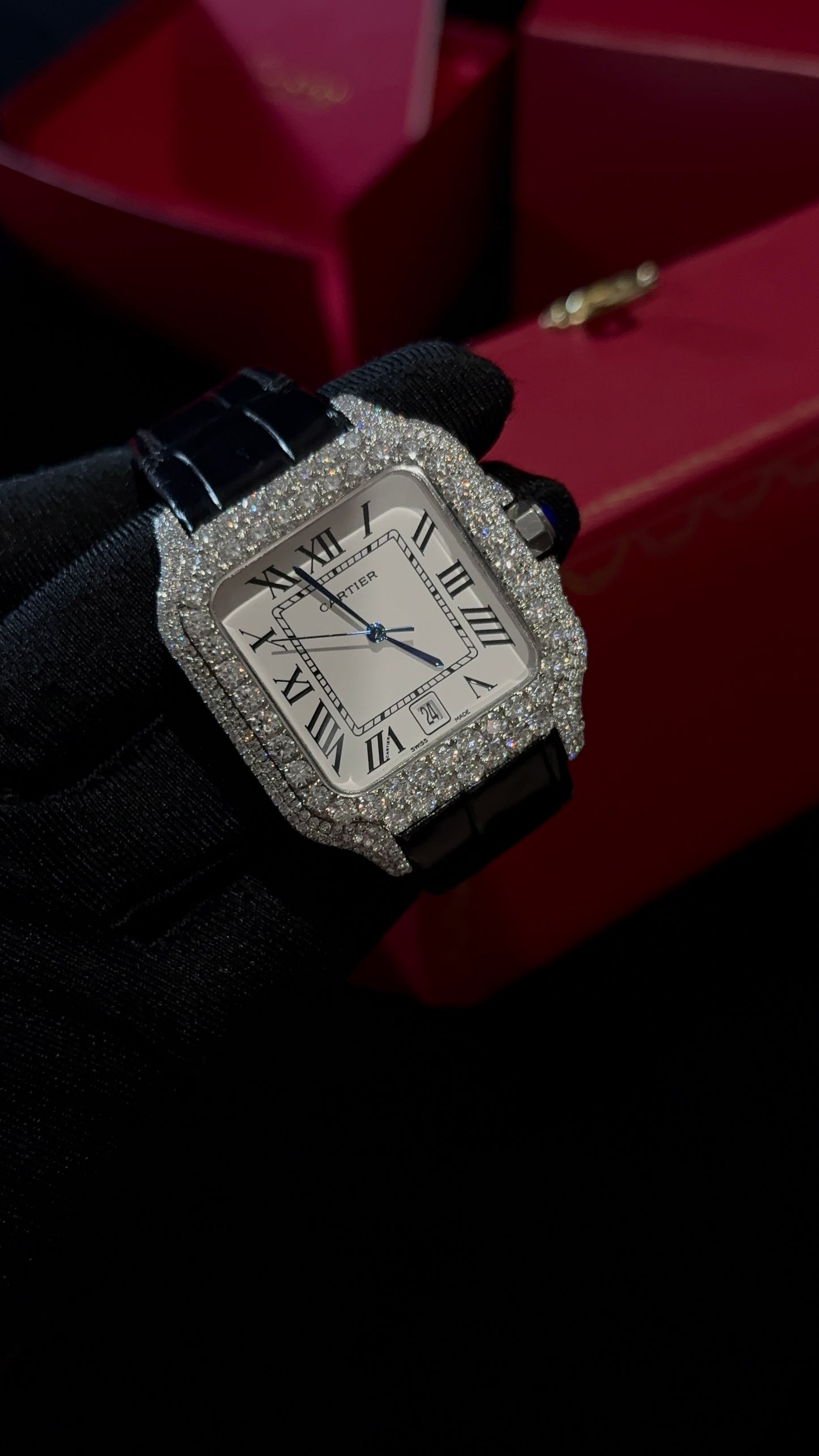 Cartier Santos XL100 Correa de cuero negro, dial simple 
Semi iced, 41mm Automatic. Lab grown diamond 
Full set
